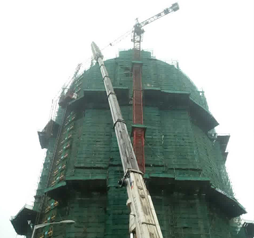 民和吊车在工地上作业
